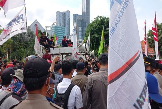 Buruh Jawa Timur Kritisi Perppu Cipta Kerja, Tak Beda Jauh UU Cipta Kerja - GenPI.co JATIM