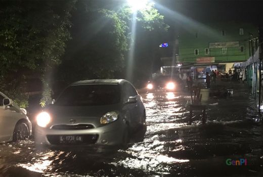 Hujan Deras, Sejumlah Pohon di Surabaya Tumbang dan Banjir - GenPI.co JATIM