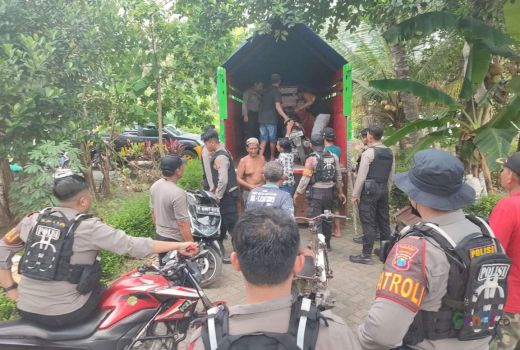 Puluhan Warga di Jember Lari Kocar-kacir Melihat Ada Polisi - GenPI.co JATIM