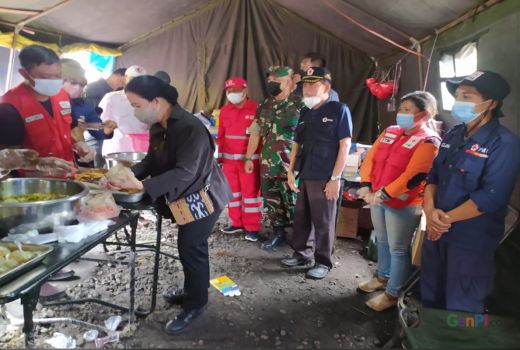 Puan Kunjungi Pengungsi Semeru, Pastikan Kondisi Warga - GenPI.co JATIM