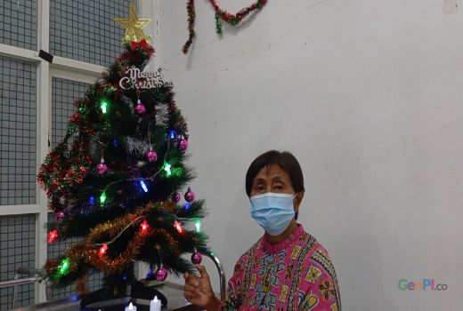 Meski Sederhana, Para Lansia Khidmat Rayakan Natal 2021 - GenPI.co JATIM
