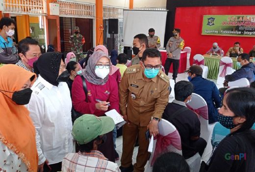 Tengok Aksi Mensos Risma Bagikan BPNT Secara Langsung di Surabaya - GenPI.co JATIM