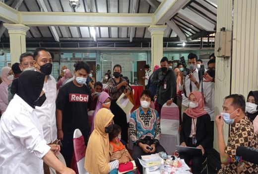Mensos Risma Beri Pesan ke Eri Cahyadi, ini Katanya - GenPI.co JATIM