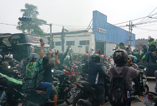 Lepas Persebaya ke Bali, Ribuan Bonek Hijaukan Jalanan Surabaya - GenPI.co JATIM