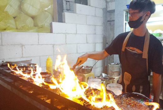 Cobek Bakar Cak Mad, Sambalnya Ajak Bertengkar! - GenPI.co JATIM