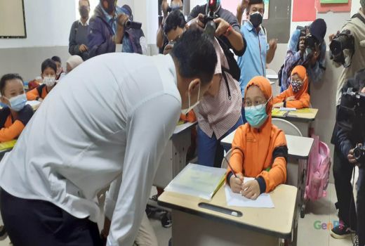 Surabaya Gelar PTM 100 Persen, Eri Cahyadi Keliling - GenPI.co JATIM