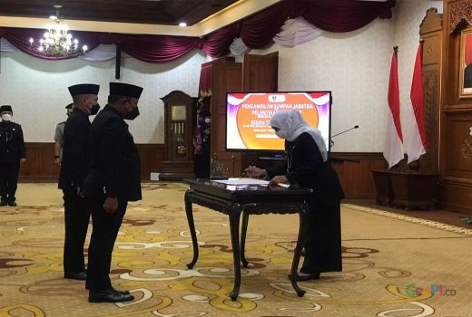 Gubernur Khofifah Lantik Sekda Provinsi Baru, Beri Pesan Penting - GenPI.co JATIM