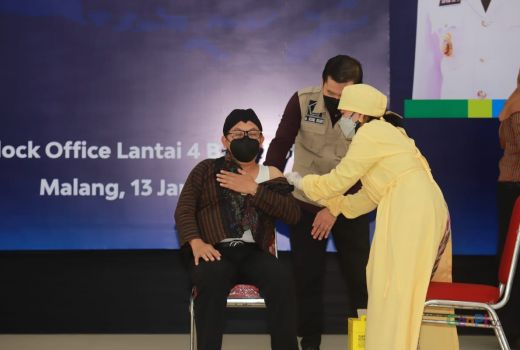 Kota Malang Lakukan Vaksinasi Booster, Sutiaji Pastikan Stok Aman - GenPI.co JATIM