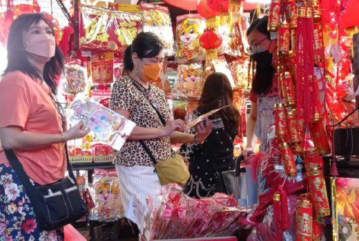 Bangkit, Pedagang Pernak-pernik Imlek Pasar Atom Tersenyum Lagi - GenPI.co JATIM