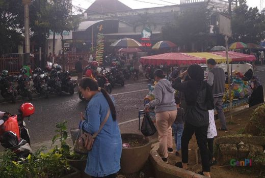 Duh, PKL Penuhi Alun-Alun Merdeka Malang Saat Libur Imlek - GenPI.co JATIM
