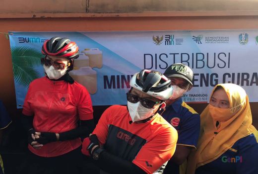 Kendarai Sepeda, Sutiaji ke Sanan, Salurkan Minyak Goreng - GenPI.co JATIM