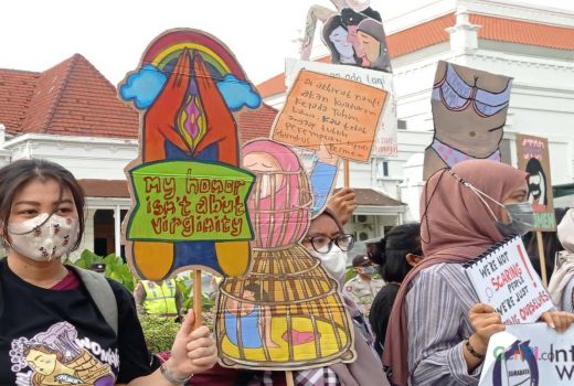 IWD Surabaya Libatkan Unsur Seni, Isi Pesannya Jleb - GenPI.co JATIM