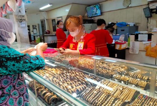 Harga Emas Naik, Warga Surabaya Jual Perhiasan - GenPI.co JATIM