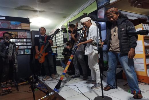 Mengenal Panji Laras Svara, Punya Tampilan Nyentrik Bermusik - GenPI.co JATIM