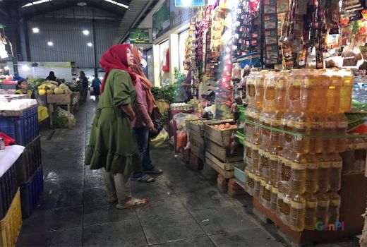 Pasokan Minyak Goreng di Pasar Kepanjen Kurang, Pedagang Mengeluh - GenPI.co JATIM