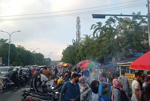 Jalan Karang Menjangan, Tempat Berburu Takjil di Surabaya - GenPI.co JATIM