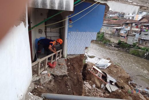 Dampak Hujan Deras, Tanah Ambles Hancurkan 3 Bangunan di Malang - GenPI.co JATIM
