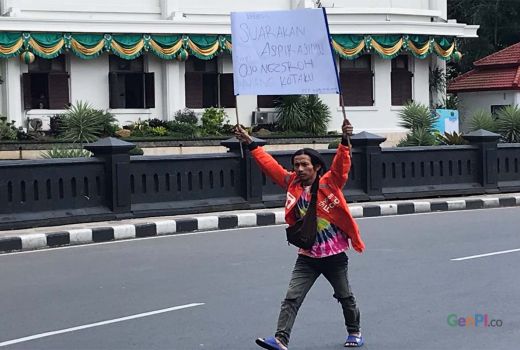 Salut! Kurir Ojol di Kota Malang Rela Libur, Jaga Demo - GenPI.co JATIM