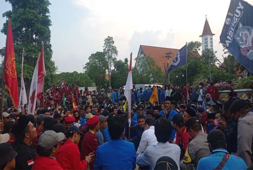 Eri Cahyadi Temui Demo Mahasiswa, Berakhir Selawatan - GenPI.co JATIM