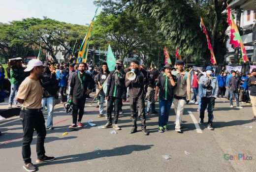 Demo di Kota Malang, Mahasiswa Kembali Geruduk Kantor DPRD - GenPI.co JATIM