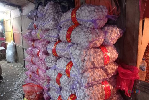 Harga Bawang Putih di Surabaya Melejit, Pedagang Tak Ada Pilihan - GenPI.co JATIM