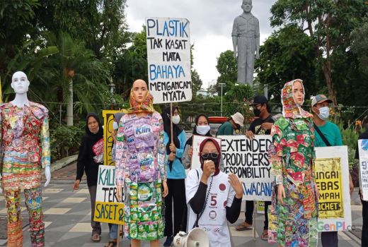Peringati Hari Bumi, Ada Sampah Plastik dari Maneken - GenPI.co JATIM