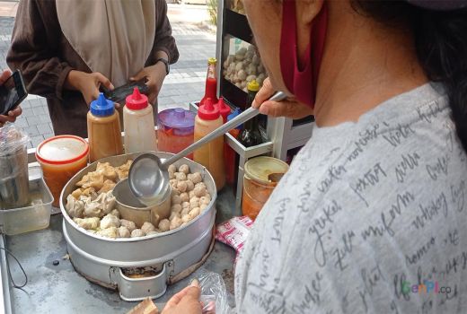 Pedagang Bakso di Surabaya Tak Terpengaruh Wabah PMK, Laris Manis - GenPI.co JATIM