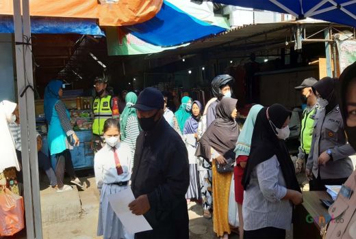 Minyak Goreng Curah Murah, Warga Serbu Pasar Kepanjen - GenPI.co JATIM