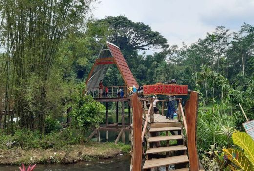 Wisata Air Sumber Gentong, Alternatif Habiskan Liburan Keluarga - GenPI.co JATIM