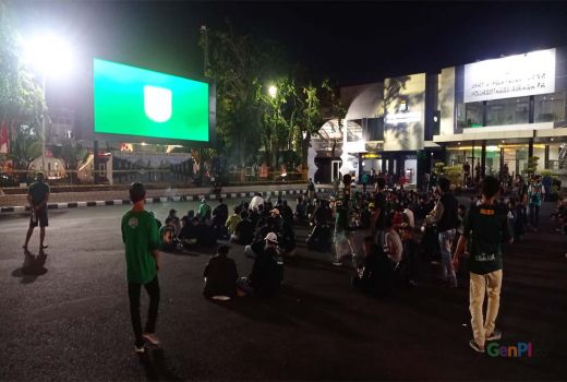Bonek Nobar Laga Persebaya vs Persib, Lepas Dahaga Usai Pandemi - GenPI.co JATIM