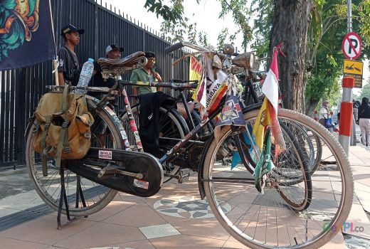 Sepeda Tua Faizal Curi Perhatian di CFD, bak Pengantar Pos Lawas - GenPI.co JATIM