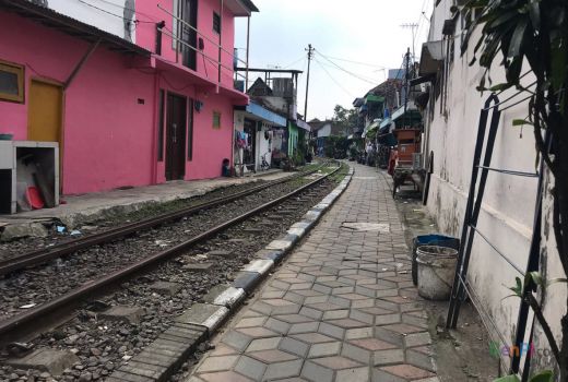 Terancam Digusur, Warga Sekitar Rel Kereta Api di Malang Bingung - GenPI.co JATIM