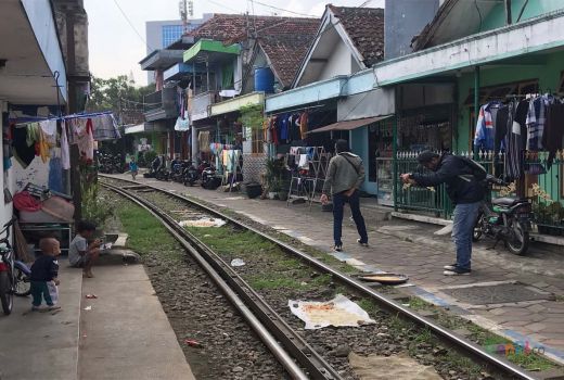 Warga Malang Sukarela Bongkar Rumahnya Sendiri, Dekat Rel Kereta - GenPI.co JATIM