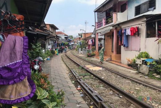 Penertiban Bantaran Rel Kereta Api Jadi Masalah, Kata Pengamat - GenPI.co JATIM