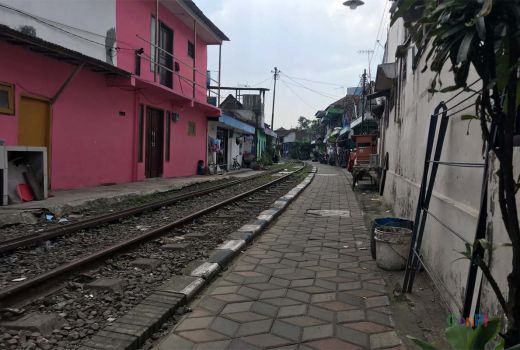 KAI Bakal Tertibkan Bangunan Pinggir Rel, Warga Camboran Pasrah - GenPI.co JATIM