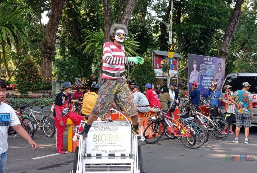 Sosialisasikan Gemar Membaca, Aksi Madi di CFD Surabaya Unik - GenPI.co JATIM