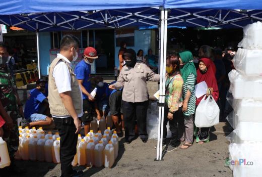Uji Coba Beli Minyak Goreng Pakai PeduliLindungi, Pembeli Gaptek - GenPI.co JATIM