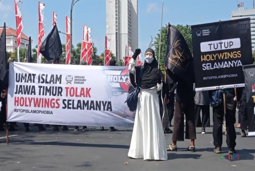Ratusan Orang Gelar Aksi Damai di Grahadi, Minta Holywings Tutup - GenPI.co JATIM