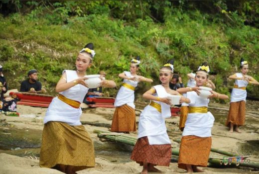 Larung Sesaji, Tradisi dan Budaya Kota Malang di Sungai Brantas - GenPI.co JATIM