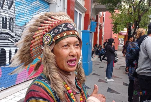 Ala Indian, Nenek 66 Tahun Ikuti Tunjungan Fashion Week Surabaya - GenPI.co JATIM