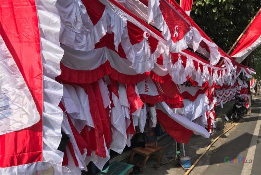 Penjual Bendera Agustusan Banjir Rezeki, Harga Terjangkau - GenPI.co JATIM
