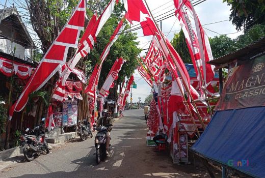 Pedagang Bendera Panen Cuan Jelang Agustusan, Banyak Pembeli - GenPI.co JATIM