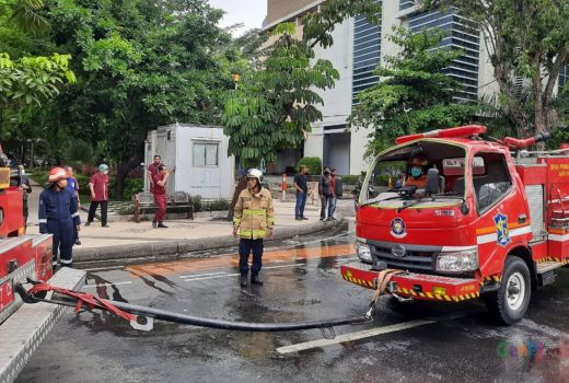 Mobil Pemadam Kebakaran Surabaya Terguling, 2 Anggota PMKP Syok - GenPI.co JATIM