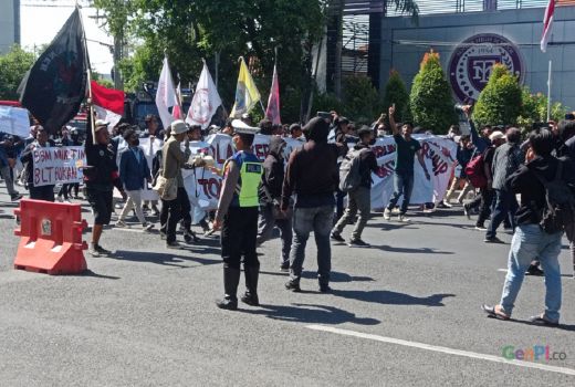 Demo Mahasiswa di Surabaya Hari ini Padati Gedung Negara Grahadi - GenPI.co JATIM