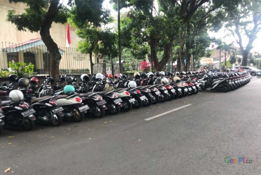 Tukang Parkir di Malang Punya Kebiasaan Unik, Buat Pengendara Nyaman - GenPI.co JATIM