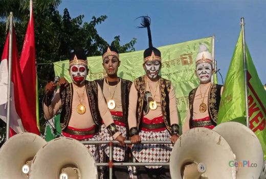 Punokawan Ikut Demo Buruh di Surabaya, Aksinya Curi Perhatian - GenPI.co JATIM