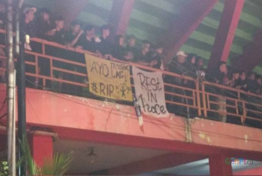 Aremania Berduka, Ratusan Suporter Berdoa di Stadion Gajayana - GenPI.co JATIM