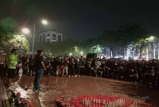 Bonek dan Warga Tumpah Ruah di Tugu Pahlawan, Doa Bersama Korban Kanjuruhan - GenPI.co JATIM