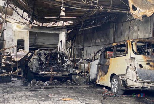 Bengkel Mobil di Surabaya Kebakaran, 3 Mobil Mewah Tinggal Rangka - GenPI.co JATIM