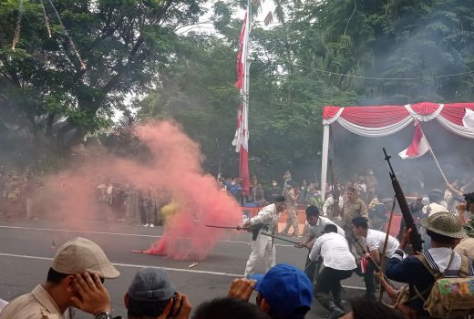 Antusias Saksikan Parade Soerabaja Djoeang, 2 Mahasiswa Beri Pesan Dalam Banget - GenPI.co JATIM
